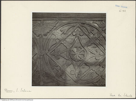 Vorderseite von Bibliotheca Hertziana [https://rightsstatements.org/page/CNE/1.0/] Schola Cantorum - Ornamentplatte mit geometrischen Motiven, bh009994_recto. Foto: Schudt, Ludwig.