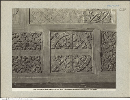 Vorderseite von Alinari [https://rightsstatements.org/page/CNE/1.0/] Schola Cantorum - Detail: Ornamentplatten vor der Restaurierung und Rekonstruktion von 1936, bh009997_recto. Foto.