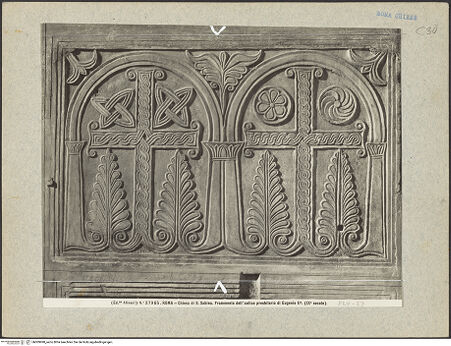 Vorderseite von Alinari [https://rightsstatements.org/page/CNE/1.0/] Schola Cantorum - Ornamentplatte, bh009998_recto. Foto.