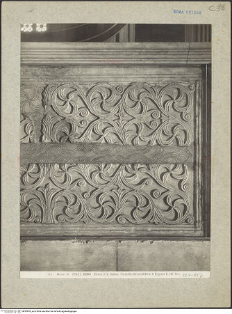 Vorderseite von Alinari [https://rightsstatements.org/page/CNE/1.0/] Schola Cantorum - Ornamentplatte (vor der Restaurierung von 1936), bh009999_recto. Foto.