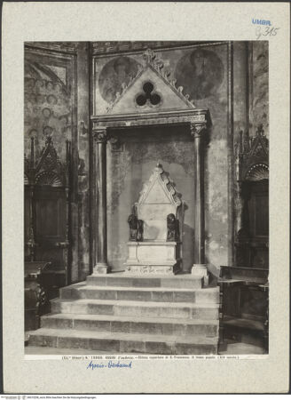 Vorderseite von Alinari [https://www.deutsche-digitale-bibliothek.de/content/lizenzen/rv-fz/] Papstthron - Gesamtansicht Thron mit Baldachin und Treppe, bh010208_recto. Foto.