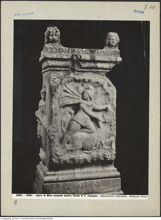 Vorderseite von Alinari [https://www.deutsche-digitale-bibliothek.de/content/lizenzen/rv-ez/] Altar des Mithrasheiligtums - , bh011527_recto. Foto.
