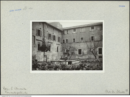 Vorderseite von Bibliotheca Hertziana [https://www.deutsche-digitale-bibliothek.de/content/lizenzen/rv-fz/] San ClementeKonventsgebäudeKonvent - Außenansicht, bh011533_recto. Foto: Schudt, Ludwig.