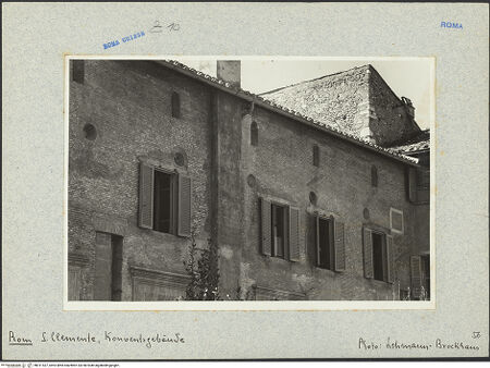 Vorderseite von Bibliotheca Hertziana [https://www.deutsche-digitale-bibliothek.de/content/lizenzen/rv-fz/] San ClementeKonventsgebäudeKonvent - Außenansicht, bh011537_recto. Foto.