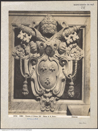 Vorderseite von Alinari [https://www.deutsche-digitale-bibliothek.de/content/lizenzen/rv-ez/] Baldacchino - Detail: Säulenpostament mit dem Wappen Urbans VIII. Barberini, bh014080_recto. Foto.