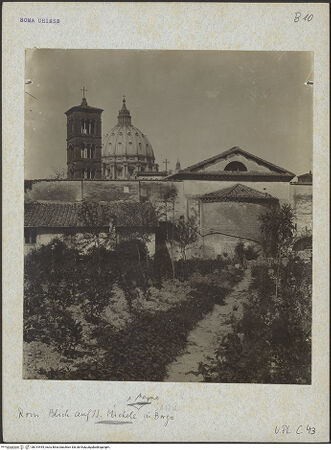Vorderseite von Bibliotheca Hertziana [https://www.deutsche-digitale-bibliothek.de/content/lizenzen/rv-fz/] Santi Michele e MagnoGlockenturm - Blick auf Campanile und Apsis mit San Pietro in Vaticano im Hintergrund, bh014444_recto. Foto: Lindner, Paul.