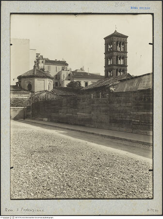 Vorderseite von Bibliotheca Hertziana [https://www.deutsche-digitale-bibliothek.de/content/lizenzen/rv-fz/] Santa Pudenziana - Ansicht von Nordwesten (heute Via Cesare Balbo), bh014795_recto. Foto: Lindner, Paul.