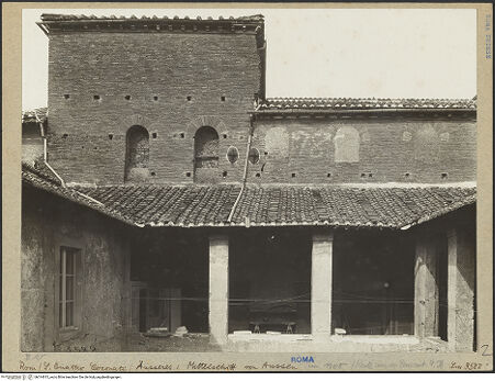 Vorderseite von ICCD (Luce) [https://www.deutsche-digitale-bibliothek.de/content/lizenzen/rv-fz/] Santi Quattro Coronati - Mittelschiff mit Transept, südliche Wand zum Kreuzgang, bh014815_recto. Foto.