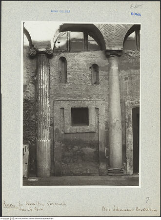 Vorderseite von Lehmann-Brockhaus, Otto [https://www.deutsche-digitale-bibliothek.de/content/lizenzen/rv-fz/] Santi Quattro CoronatiÄußeresZweiter Hof - Nördliche Wand, Detail: zwei Säulen der ursprünglichen Basilika, bh014818_recto. Foto.