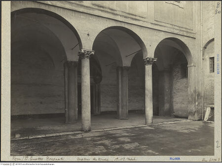 Vorderseite von ICCD [https://www.deutsche-digitale-bibliothek.de/content/lizenzen/rv-fz/] Santi Quattro CoronatiÄußeresZweiter Hof - Vorhalle, bh014819_recto. Foto.