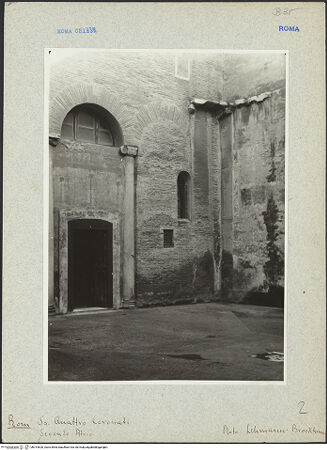 Vorderseite von Lehmann-Brockhaus, Otto [https://www.deutsche-digitale-bibliothek.de/content/lizenzen/rv-fz/] Santi Quattro CoronatiÄußeresZweiter Hof - Nordöstliche Ecke, bh014820_recto. Foto.