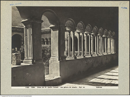 Vorderseite von Alinari [https://www.deutsche-digitale-bibliothek.de/content/lizenzen/rv-ez/] Santi Quattro CoronatiInneres - Blick auf Arkatur und in den Hof, bh014843_recto. Foto.