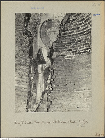 Vorderseite von ICCD (Luce) [https://www.deutsche-digitale-bibliothek.de/content/lizenzen/rv-ez/] Santi Quattro CoronatiInneresCappella di Santa Barbara - Südwand, Freskenfragment in der Nische : ein Heiliger, bh014847_recto. Foto.