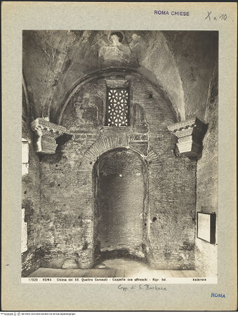 Vorderseite von Alinari [https://www.deutsche-digitale-bibliothek.de/content/lizenzen/rv-fz/] Santi Quattro CoronatiInneresCappella di Santa Barbara - Südwand mit rundbogiger Nische, bh014853_recto. Foto.