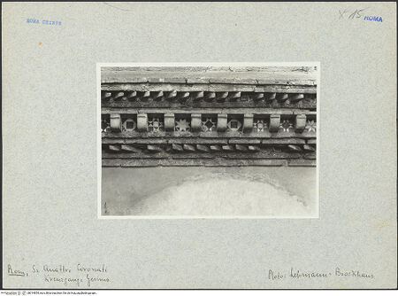 Vorderseite von Bibliotheca Hertziana [https://www.deutsche-digitale-bibliothek.de/content/lizenzen/rv-fz/] Santi Quattro CoronatiInneres - Ausschnitt: Ornamentfriese über der Arkatur, bh014854_recto. Foto.