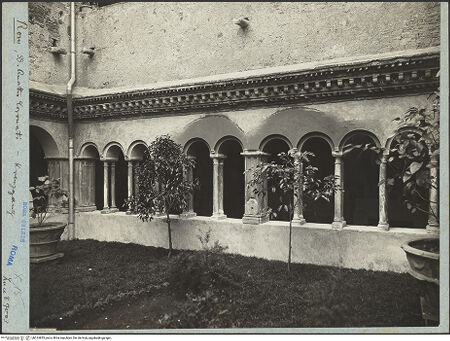 Vorderseite von ICCD (Luce) [https://www.deutsche-digitale-bibliothek.de/content/lizenzen/rv-ez/] Santi Quattro CoronatiInneres - Blick auf die Arkatur (mit Spuren der Restaurierung 1912/1916), bh014855_recto. Foto.