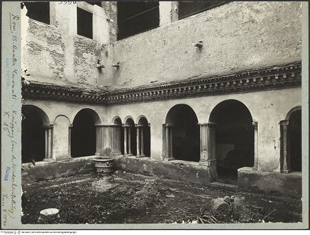Vorderseite von ICCD (Luce) [https://www.deutsche-digitale-bibliothek.de/content/lizenzen/rv-ez/] Santi Quattro CoronatiInneres - Blick in eine Ecke des Hofes (Kreuzgang im Zustand von 1912), bh014857_recto. Foto.