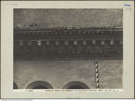 Vorderseite von Moscioni, Rom [https://www.deutsche-digitale-bibliothek.de/content/lizenzen/rv-ez/] Santi Quattro CoronatiInneres - Ausschnitt: Ornamentfriese über der Arkatur, bh014858_recto. Foto.