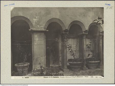 Vorderseite von Moscioni, Rom [https://www.deutsche-digitale-bibliothek.de/content/lizenzen/rv-ez/] Santi Quattro CoronatiInneres - Ausschnitt: Arkaden mit eingebauten Fenstern (Zustand vor der Restaurierung 1912/1916), bh014859_recto. Foto.
