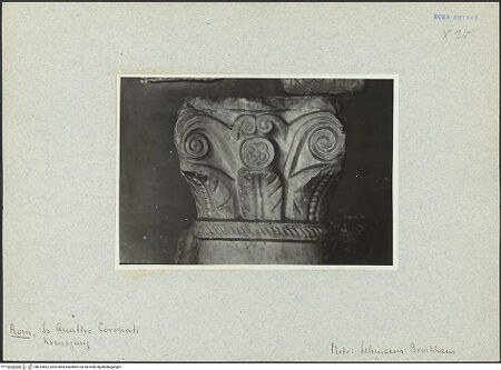 Vorderseite von Bibliotheca Hertziana [https://www.deutsche-digitale-bibliothek.de/content/lizenzen/rv-fz/] Weihwasserbecken auf einem Fuß mit frühmittelalterlichem Kapitell - Detail: Kapitell, bh014862_recto. Foto.