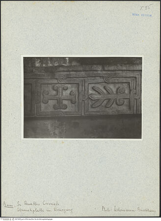 Vorderseite von Bibliotheca Hertziana [https://www.deutsche-digitale-bibliothek.de/content/lizenzen/rv-fz/] Sammlung aus Flachreliefs und Fragmenten der ehemaligen Ausstattung - Detail eines Reliefs mit vegetabilem Dekor, Rosetten und Kreuz, bh014863_recto. Foto.