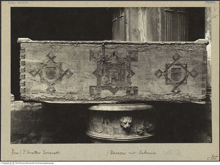 Vorderseite von ICCD (Luce) [https://www.deutsche-digitale-bibliothek.de/content/lizenzen/rv-ez/] Cassone mit geometrischen Ornamentbeschlägen und Wappenschilden - Gesamtansicht, bh014870_recto. Foto.