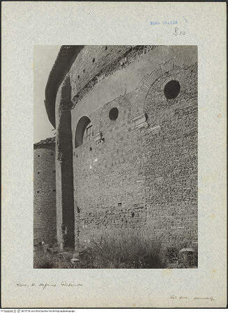 Vorderseite von unbekannt [https://www.deutsche-digitale-bibliothek.de/content/lizenzen/rv-fz/] Santo Stefano Rotondo - Außenmauer nördlich der Ostkonche, bh015138_recto. Foto: Schwarz, Heinrich Mathias.