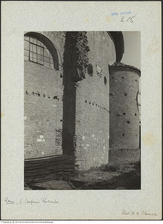 Vorderseite von unbekannt [https://www.deutsche-digitale-bibliothek.de/content/lizenzen/rv-fz/] Santo Stefano Rotondo - Außenmauer südlich der Ostkonche, bh015142_recto. Foto: Schwarz, Heinrich Mathias.