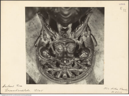 Vorderseite von Böhm [https://www.deutsche-digitale-bibliothek.de/content/lizenzen/rv-ez/] Trivulzio-KandelaberDrachen mit Affen, bartloser Paradiesfluss und Allegorie der Geometrie - Detail: Drachen mit Affen, bh016251_recto. Foto.