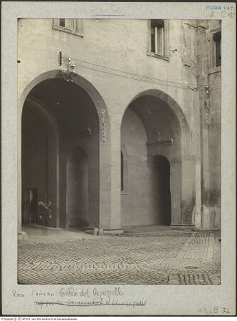 Vorderseite von Bibliotheca Hertziana [https://www.deutsche-digitale-bibliothek.de/content/lizenzen/rv-fz/] Palazzi VaticaniCortile del Pappagallo - Südseite, bh016311_recto. Foto: Lindner, Paul.