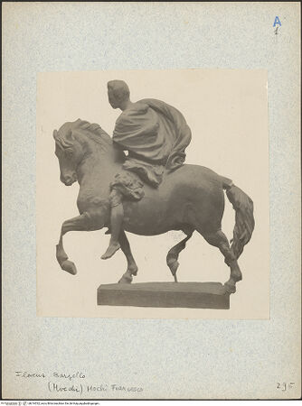 Vorderseite von Bibliotheca Hertziana [https://www.deutsche-digitale-bibliothek.de/content/lizenzen/rv-fz/] Reiterstandbild des Herzogs Alessandro Farnese - Seitenansicht nach links, bh016532_recto. Foto.