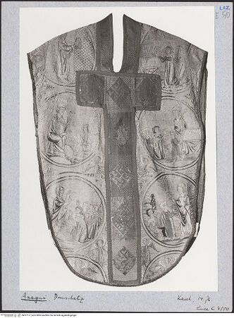 Vorderseite von ICCD [https://rightsstatements.org/page/CNE/1.0/] Kasel mit Szenen aus Leben und Legende des heiligen Nikolaus von Myra - Gesamtansicht der Vorderseite, bh017117_recto. Foto.