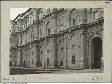 Vorderseite von Bibliotheca Hertziana [https://www.deutsche-digitale-bibliothek.de/content/lizenzen/rv-fz/] Palazzi Vaticani - Unterer Hof, Richtung Nordosten, bh017430_recto. Foto: Lindner, Paul.