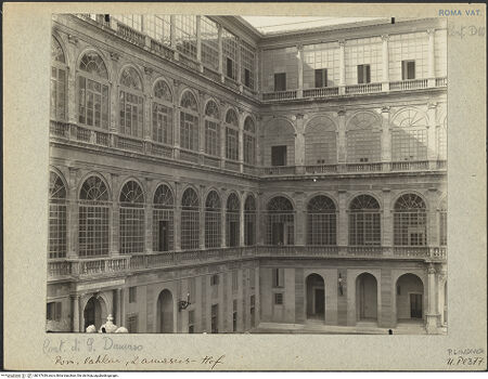 Vorderseite von Bibliotheca Hertziana [https://www.deutsche-digitale-bibliothek.de/content/lizenzen/rv-fz/] Palazzi VaticaniCortile di San Damaso - Hof, bh017439_recto. Foto: Lindner, Paul.