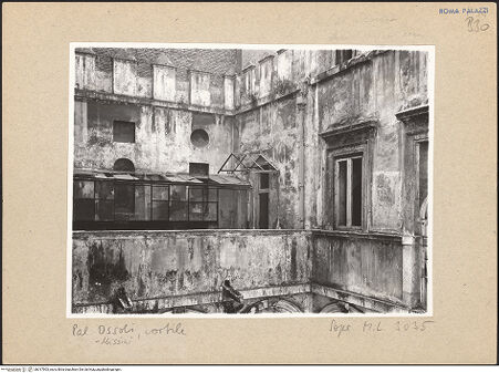 Vorderseite von Sopr. Mon. Laz. [https://www.deutsche-digitale-bibliothek.de/content/lizenzen/rv-fz/] Palazzo Ossoli-Missini - Detail: Piano Nobile, Altan, bh017903_recto. Foto.