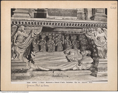 Vorderseite von Alinari [https://www.deutsche-digitale-bibliothek.de/content/lizenzen/rv-ez/] Grabmal des Königs Robert I.Untere Hälfte: Karyatiden, Sarkophag und Grabkammer - Gesamtansicht, bh017931_recto. Foto.