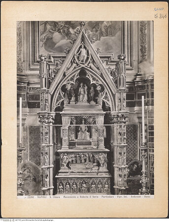 Vorderseite von Alinari [https://www.deutsche-digitale-bibliothek.de/content/lizenzen/rv-ez/] Grabmal des Königs Robert I. - Sarkophag, Totenkammer, Statue des Königs Robert und Anbetung der Madonna, bh017937_recto. Foto.