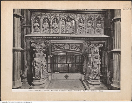 Vorderseite von Alinari [https://www.deutsche-digitale-bibliothek.de/content/lizenzen/rv-ez/] Grabmal des Königs Robert I.Untere Hälfte: Karyatiden, Sarkophag und Grabkammer - Tugenden und Sarkophag, bh017938_recto. Foto.