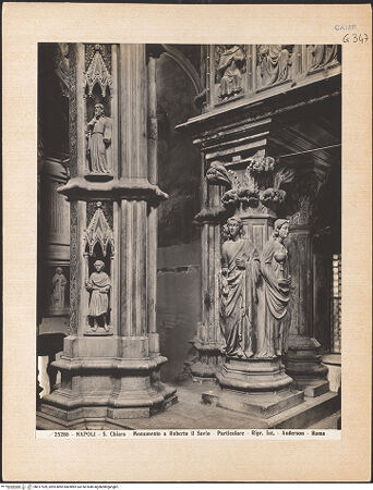 Vorderseite von Alinari [https://www.deutsche-digitale-bibliothek.de/content/lizenzen/rv-ez/] Grabmal des Königs Robert I.Untere Hälfte: Karyatiden, Sarkophag und GrabkammerLinker Pfeiler mit Tugenden - Prudentia und Fides (linker Pfeiler im Vorgrund), bh017939_recto. Foto.