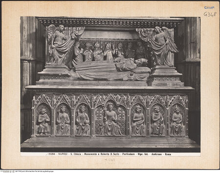 Vorderseite von Alinari [https://www.deutsche-digitale-bibliothek.de/content/lizenzen/rv-ez/] Grabmal des Königs Robert I.Untere Hälfte: Karyatiden, Sarkophag und Grabkammer - Sarkophag und Grabkammer, bh017942_recto. Foto.