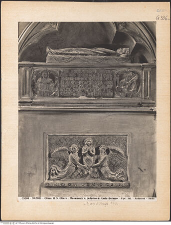 Vorderseite von Alinari [https://www.deutsche-digitale-bibliothek.de/content/lizenzen/rv-ez/] Fragmente der Grabmäler Marias von Anjou (Kalabrien) und Ludwigs von Durazzo - Gesamtansicht (vor 1943), bh017946_recto. Foto.