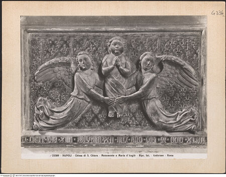 Vorderseite von Alinari [https://www.deutsche-digitale-bibliothek.de/content/lizenzen/rv-ez/] Fragmente der Grabmäler Marias von Anjou (Kalabrien) und Ludwigs von DurazzoEngel tragen die Seele zu Himmel (aus dem Grab Ludwigs von Durazzo) - Gesamtansicht, bh017947_recto. Foto.