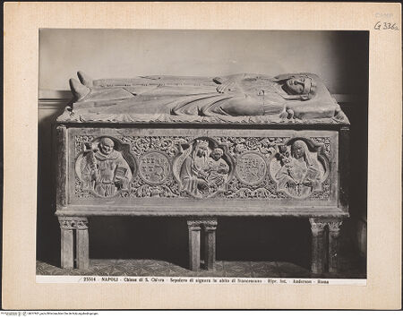Vorderseite von Alinari [https://www.deutsche-digitale-bibliothek.de/content/lizenzen/rv-ez/] Grabmal einer Frau im Habit der Klarissen (Andrea Acciaiuoli?) - Gesamtansicht (vor 1933), bh017951_recto. Foto.