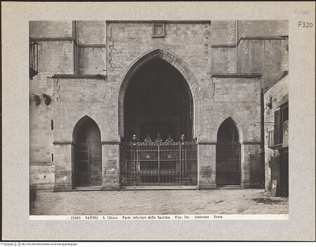 Vorderseite von Alinari [https://www.deutsche-digitale-bibliothek.de/content/lizenzen/rv-ez/] Santa ChiaraHauptfassade (Nordwesten) - Gesamtansicht, bh017965_recto. Foto.