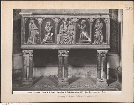 Vorderseite von Alinari [https://www.deutsche-digitale-bibliothek.de/content/lizenzen/rv-ez/] Sarkophag des Roberto de Diano (gest. 1354) - Frontalansicht, bh017979_recto. Foto.