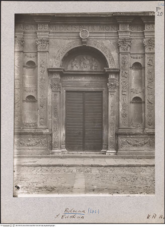 Vorderseite von Bibliotheca Hertziana [https://www.deutsche-digitale-bibliothek.de/content/lizenzen/rv-fz/] Santa CristinaCollegiata Santa CristinaWestfassade - Erdgeschoss, Detail: Mittelachse mit Hauptportal, bh018434_recto. Foto: Lindner, Paul.