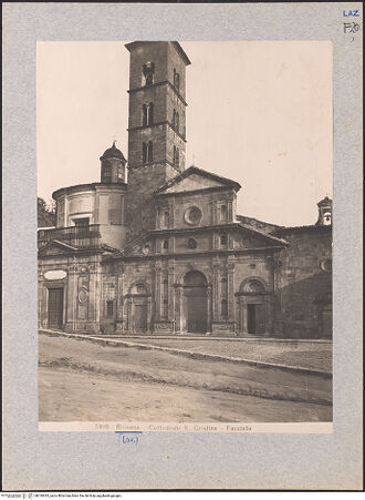 Vorderseite von unbekannt [https://www.deutsche-digitale-bibliothek.de/content/lizenzen/rv-ez/] Santa Cristina - Gesamtansicht des Kirchenkomplexes (von links: Cappella del Miracolo, Santa Cristina mit Campanile sowie Oratorio di San Leonardo), bh018435_recto. Foto: Moscioni, Romualdo.