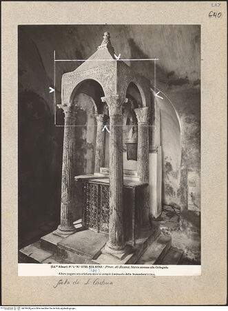 Vorderseite von Alinari [https://www.deutsche-digitale-bibliothek.de/content/lizenzen/rv-ez/] Altare delle quattro colonne (Altar der hl. Christina) - Gesamtansicht von rechts, in der Apsis Buglioni-Retabel des Messwunders, bh018439_recto. Foto.