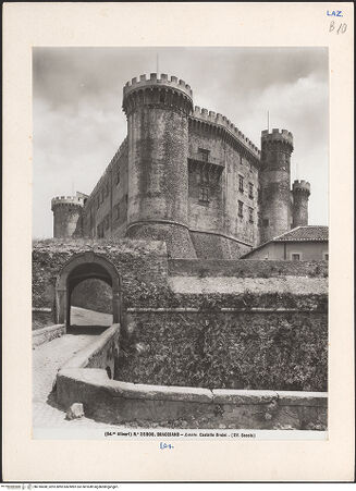 Vorderseite von Alinari [https://www.deutsche-digitale-bibliothek.de/content/lizenzen/rv-ez/] Castello Orsini & Castello Orsini-Odescalchi - Ansicht von Nordwesten, bh018498_recto. Foto.