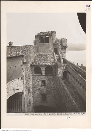 Vorderseite von Archivio Fotografico Musei Vaticani [https://www.deutsche-digitale-bibliothek.de/content/lizenzen/rv-ez/] Castello Orsini & Castello Orsini-OdescalchiVorhof - Rückseite des östlichen Flankierungsturms der Nordseite und offener Wehrgang, von Süden, bh018499_recto. Foto: Moscioni, Romualdo.